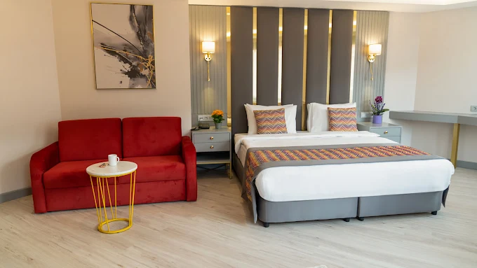 The K&uuml;ls&uuml;mz Hotel guest room with custom bedroom furniture and built-in storage in Beyoğlu Istanbul