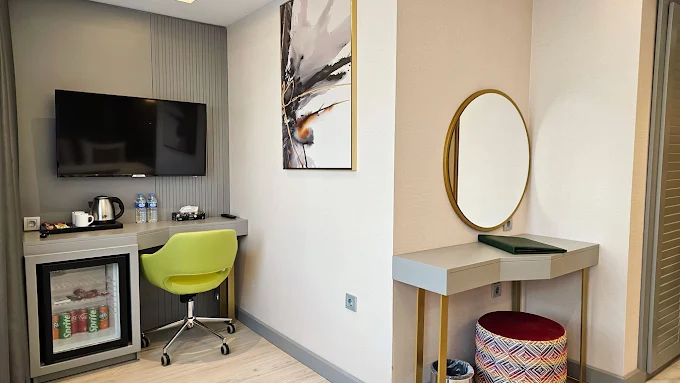 Külsümz Hotel room desk minibar TV furniture and dressing table